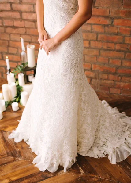 La novia hermosa en un vestido elegante guipure blanco . — Foto de Stock