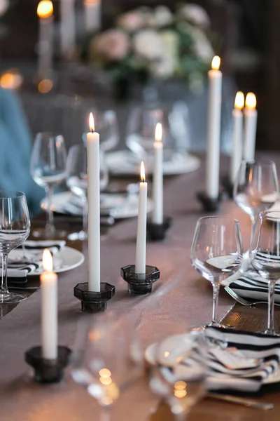 Décor de mariage. intérieur. Festive . Les bougies allumées sur une table. — Photo