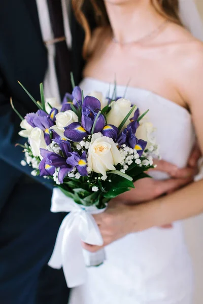 Recém-casados e buquê de casamento . — Fotografia de Stock