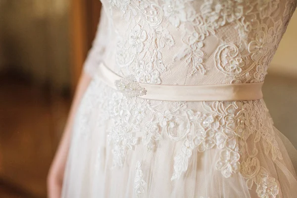 Vestido de novia de la novia de cerca . — Foto de Stock