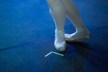 Bale deyim. Balerinler hareketi. Ayak balerinler yakın çekim.