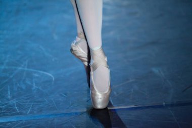 Bale deyim. Balerinler hareketi. Ayak balerinler yakın çekim.