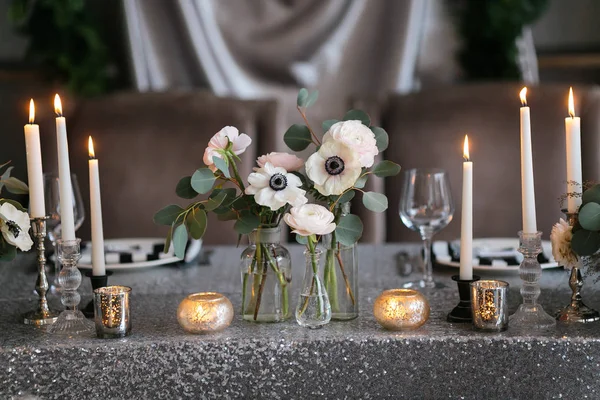 Mariage, décor festif. Bouquet de fleurs printanières. Plan de table. Tableau des nouveaux mariés. Intérieur du restaurant . — Photo