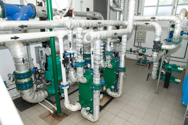 Tuberías en una sala de calderas. Aislamiento de tuberías. Calefacción de agua. Fuente de alimentación. Abastecimiento. Moderno equipo de sala de calderas. Quemador de caldera de alta potencia. Calefacción de agua. Suministro de agua . —  Fotos de Stock