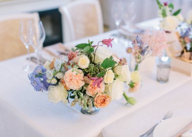 Beautyful düğün dekor. Festival masa dekor. Buket bahar çiçekleri gelen. çiçek kompozisyon.