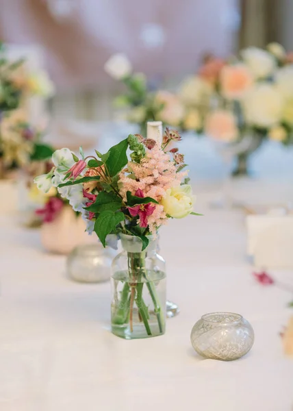 Décor de mariage magnifique. Décoration de table festive. Bouquet de fleurs printanières. composition des fleurs . — Photo