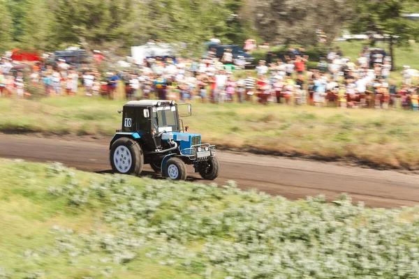 Trucks races on off road terrain. Races without rules. Races on a cross-country terrain. Racing on tractors. Tractor in splashing mud. — Stock Photo, Image