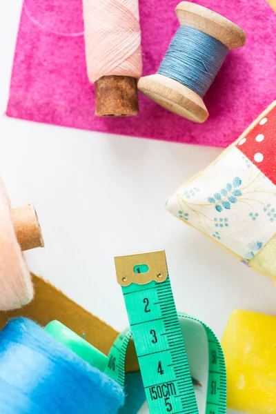 Boîte à outils pour couper, coudre et produire des couvertures, de la courtepointe et du tissu sur fond blanc avec un espace vide sous une inscription au milieu. Vue de dessus, Flat Lay. ensemble du tailleur — Photo