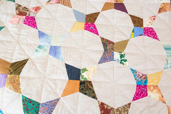 Teil eines farbigen Patchwork-Quilts als Hintergrund. bunte Schrottdecke. handgefertigt. — Stockfoto