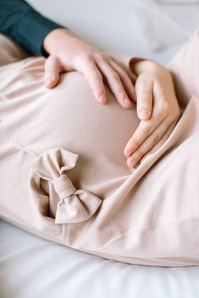 Körülvágott kép szép terhes nő és a jóképű férje, átölelve a has. koncepció a terhesség. — Stock Fotó