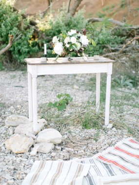 Çiçek kompozisyon. Güzel açık ahşap bir masaya taze beyaz çiçek buketi.