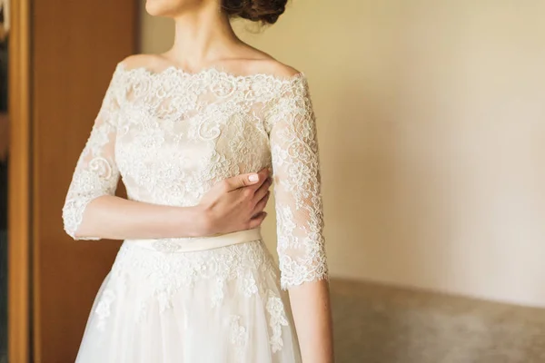 La novia elegante en un vestido de encaje de boda blanco. reuniones matutinas de novia . — Foto de Stock