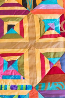 Simetrik geometri desen renk patchwork yorgan arka plan olarak bir parçası. Renkli bölük pörçük battaniye. El yapımı.