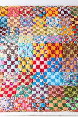 Simetrik geometri desen renk patchwork yorgan arka plan olarak bir parçası. Küçük kareler desenli renkli bölük pörçük battaniye. El yapımı.