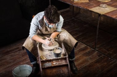 Clay bir bükülmüş potters tekerlek üzerinde kupa oluşturma. Bir sürahi toprak dışında heykeltraş atölye yapar.