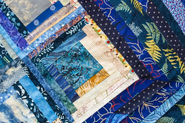 Der farbige Patchwork-Quilt mit blauem Geometriemuster. Teil einer bunten Schrottdecke. — Stockfoto