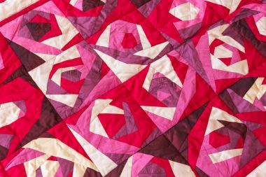 Renk patchwork yorgan arka plan olarak mor çiçek desenli bir parçası. Pembe battaniye Scrappy. Hobi kavramı.