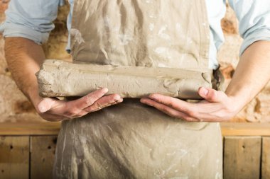 Seramik kil potters elinde parçası. Önden Görünüm, portre. Sanat ve iş, hobi, konsept çalışma.