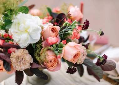 Siyah arkaplanda çiçek bileşimi.