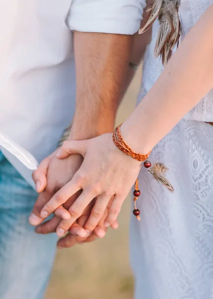 De jonge verliefde paar houdt handen buitenshuis, dicht. hippie, boho stijl. — Stockfoto