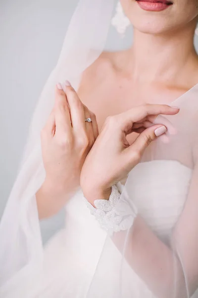 Boda de arte. Retrato de una joven novia hermosa en vestido de novia de encaje blanco y velo elegantemente poner la mano juntos . — Foto de Stock