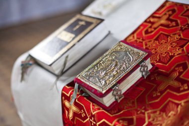 bir tabloda Priest kutsal Hıristiyan İncil yakın çekim