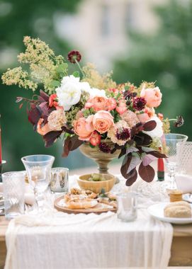Dekor düğün. Mükemmel tatil tablo iki ince jamon, yeşil zeytin ve taze ekmek kesmek taze çiçekler bir vintage vazoda kırmızı mumlar, güzel çiçek kompozisyon ile dekore edilmiş.