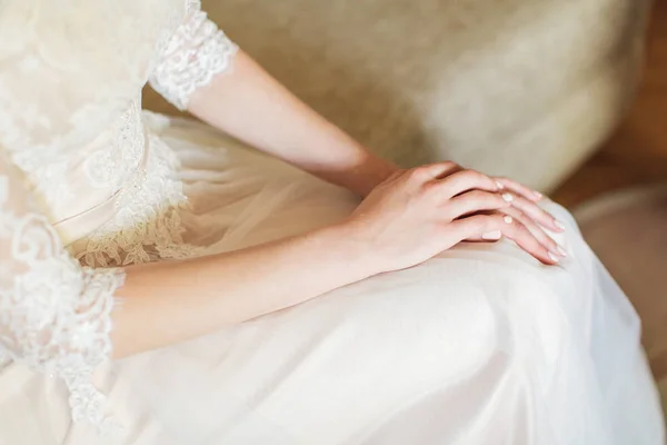 Den eleganta bruden i en vit lacy bröllopsklänning. morgon sammankomster av bruden. — Stockfoto