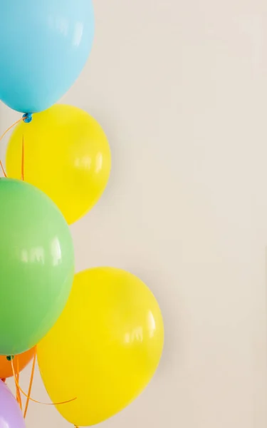 Palloncini a colori su sfondo bianco, palloncini a colori a una festa , — Foto Stock