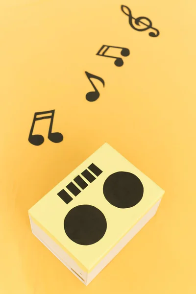 Fundo musical. notas sobre um fundo amarelo . — Fotografia de Stock