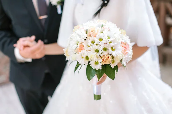 Buquê de casamento de flores frescas da primavera. Noiva segurando buquê de casamento branco . — Fotografia de Stock