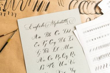 El latin hat fırça komut dosyasının çekilmiş. calligraphical harf İngiliz alfabesi. Bir boya fırçası ile yazılı alfabenin harfleri