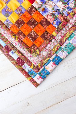 Simetrik geometri desen renk patchwork yorgan arka plan olarak bir parçası. Küçük kareler desenli renkli bölük pörçük battaniye. El yapımı.