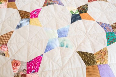 Arka plan olarak renk patchwork yorgan parçası. Renkli bölük pörçük battaniye. El yapımı.