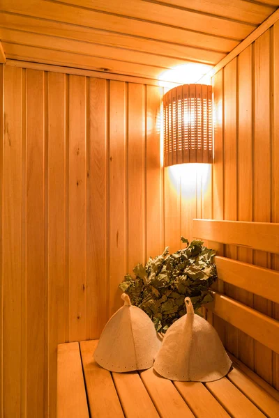 Innenraum einer Sauna. Vorteil für die Gesundheit. Eichenbesen für ein Dampfbad im traditionellen russischen Holzbad. — Stockfoto