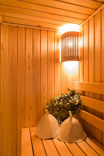 Sauna iç. Sağlık için avantaj. Geleneksel Rus ahşap banyo buhar odasında için meşe süpürgeler.
