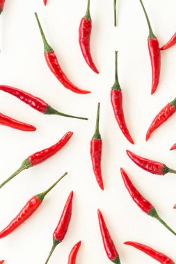 Red hot chili peppers, popüler baharatlar kavramı - closeup izole güzel kırmızı sıcak biber beyaz arka plan, yeşil kuyruk üzerinde kolaj serbestçe yalancı biber, üstten görünüm, düz koymak.