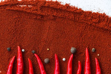 karabiber kırmızı sıcak biber, popüler baharatlar kavramı - tatlı toz biber, bir toz kahverengi bir arka plan üzerinde kırmızı biber bakla dekoratif desen üzerinde yuvarlak ve yatıyordu ardıç meyveleri, düz.