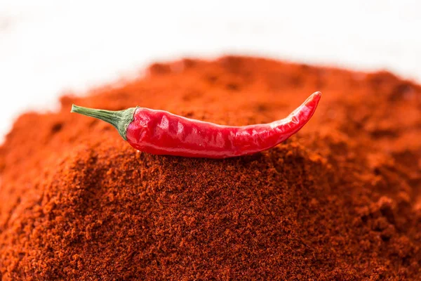 Piros chili paprika, kedvelt fűszer - finom lédús pod chili paprika fogalmának elszigetelt, tetején vörös curry por, őrölt szárított indiai híres keverék. — Stock Fotó