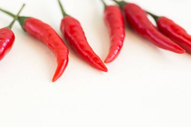 kırmızı sıcak biber, popüler baharatlar kavramı - beyaz arka plan üzerinde izole kırmızı biber birkaç taze bakla makro kolaj serbestçe yalancı biber, seçici odak, metin için boş alan.