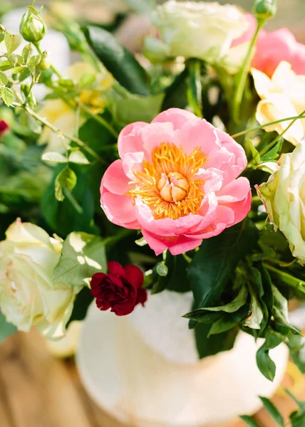 Boeket, vakantie bloem, geschenk en florale regeling concept - bovenaanzicht van pastel boeket van roze pioen en schattige rozen in witte vaas, charmante zomerbloemen, selectieve aandacht verticale. — Stockfoto