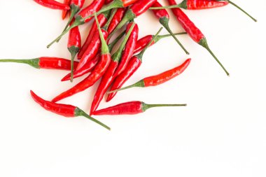 Red hot chili peppers, popüler baharat ve pişirme baharatlı gıda kavramı - dağınık sıcak biber yığını beyaz zemin üzerinde yatıyordu düz metin için boş boş alan izole.