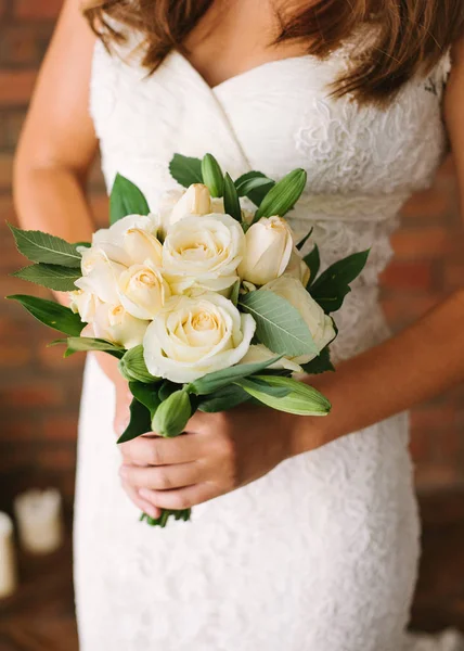 Schöne Frau in einem weißen Hochzeitskleid mit einem Blumenstrauß von Rose in der Hand draußen. Brautstrauß auf weißem Hintergrund. — Stockfoto
