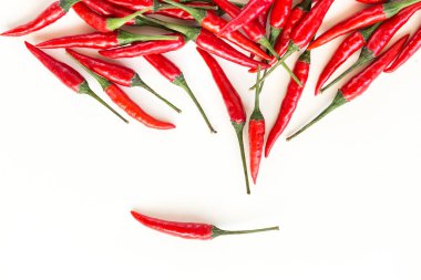 Red hot chili peppers, popüler baharatlar kavramı - güzel avuç taze kırmızı baharatlı biber, beyaz arka plan, üstten görünüm, düz lay, dağınık bakla boş alan metni.