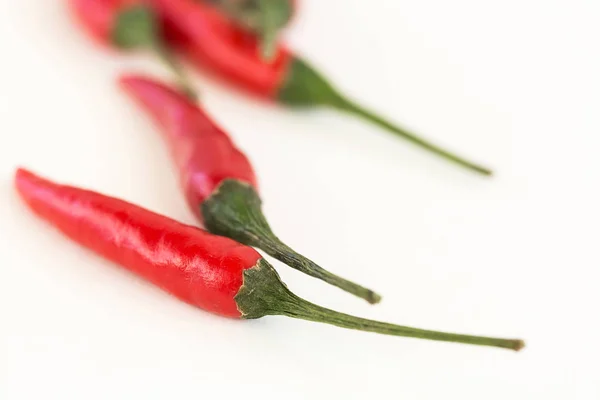 Red hot chili peppers népszerű fűszerek koncepció - Vértes a három finom lédús tiszta pod, red hot chili paprika elszigetelt fehér background, szelektív összpontosít. — Stock Fotó