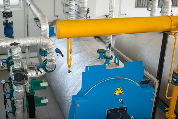 Σύγχρονη λεβητοστάσιο εξοπλισμού υψηλής ισχύος λέβητα καυστήρα. Θέρμανσης νερού. Τροφοδοσία νερού. αποτελεσματική παραγωγή ενέργειας. — Φωτογραφία Αρχείου