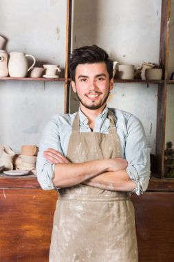 Potter, araçlar, Seramik Sanat kavramı - apronda, Fransız Çalıştayı, pişmiş kap ile giyinmiş Meksika, Latin, Latin, beyaz bıyıklı esmer erkek gülümseyen.