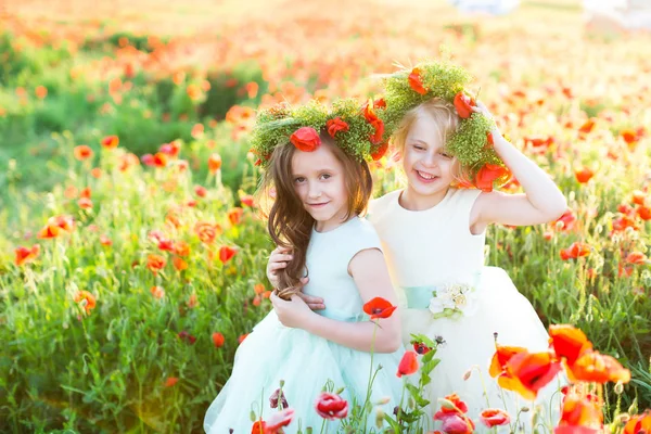ファッション、自由、旅、旅行、家族、友情の概念 - ケシ畑の真ん中には、魅惑的な小さなニンフ豪華な青と白のドレスと頭の上の花の花輪 — ストック写真