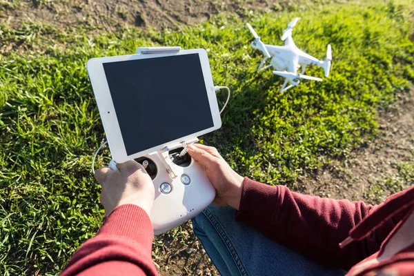 Voos quadcopter ao ar livre, imagens aéreas e conceito hobby tecnologia - mãos de piloto com controle remoto, tablet PC para levantamento de voo, tiro de vídeo e fotografia aérea, foco seletivo . — Fotografia de Stock