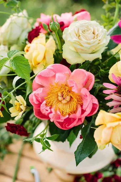 Boeket, vakantie bloem, geschenken en bloemen regeling concept - bovenaanzicht op vaas met mooie zomerbloemen met gele en witte rozen, roze charmante peon, anjers, selectieve aandacht. — Stockfoto